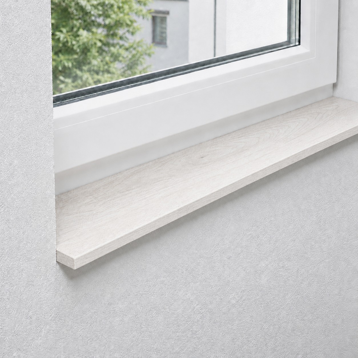 Fensterbank aus massiver, astreiner Eiche mit durchgehenden Lamellen