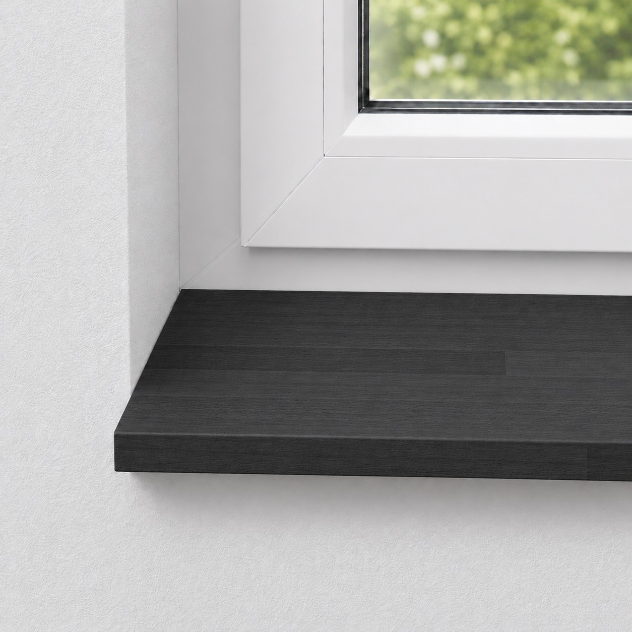 Fensterbank aus massiver, gedämpfter Buche mit keilgezinkten Lamellen