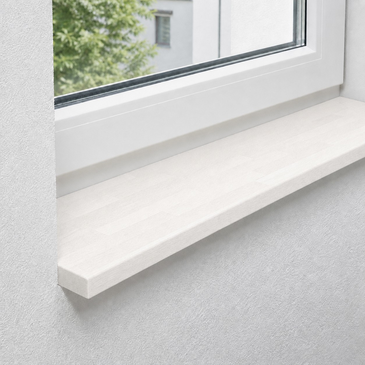 Fensterbank aus massiver, gedämpfter Buche mit keilgezinkten Lamellen
