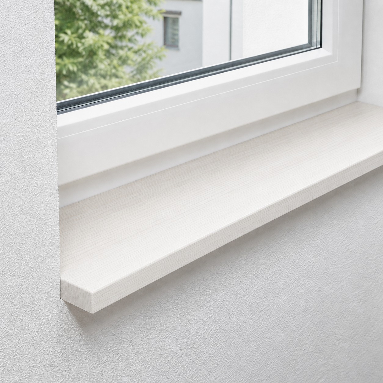 Fensterbank aus massiver, gedämpfter Buche mit durchgehenden Lamellen