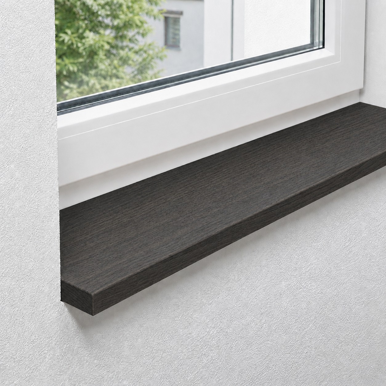 Fensterbank aus massiver, gedämpfter Kernbuche mit durchgehenden Lamellen
