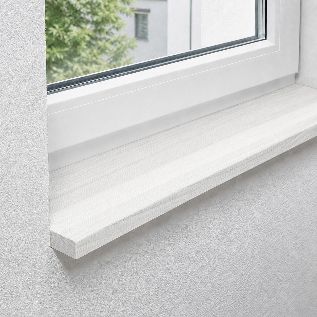 Fensterbank aus massiver, gedämpfter Kernbuche mit durchgehenden Lamellen
