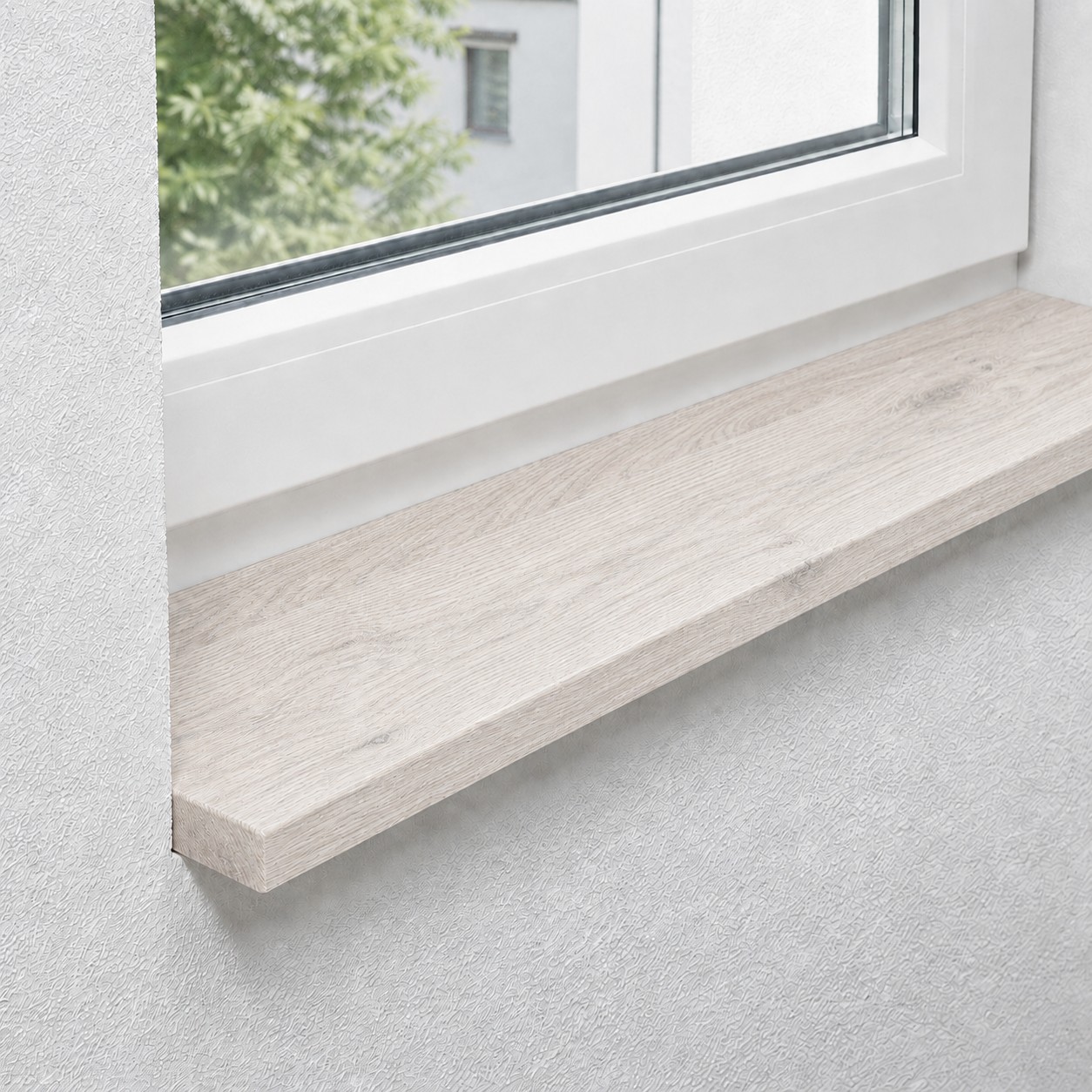 Fensterbank aus massiver, rustikaler Wildeiche mit durchgehenden Lamellen