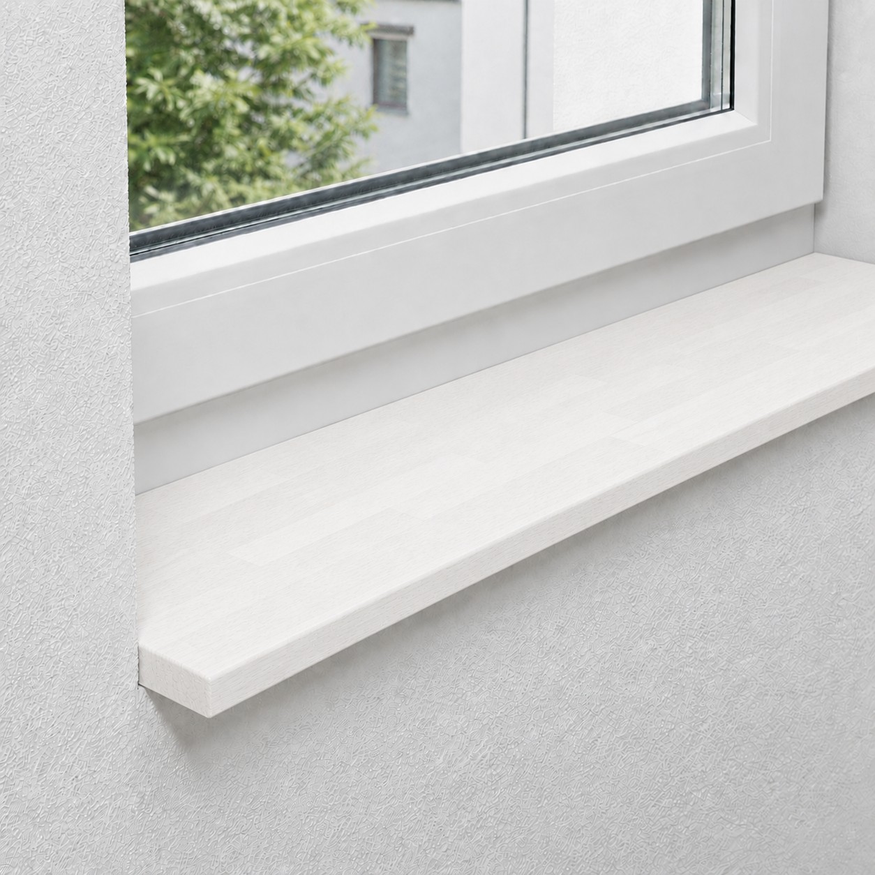 Fensterbank aus massiver, gedämpfter Buche mit keilgezinkten Lamellen